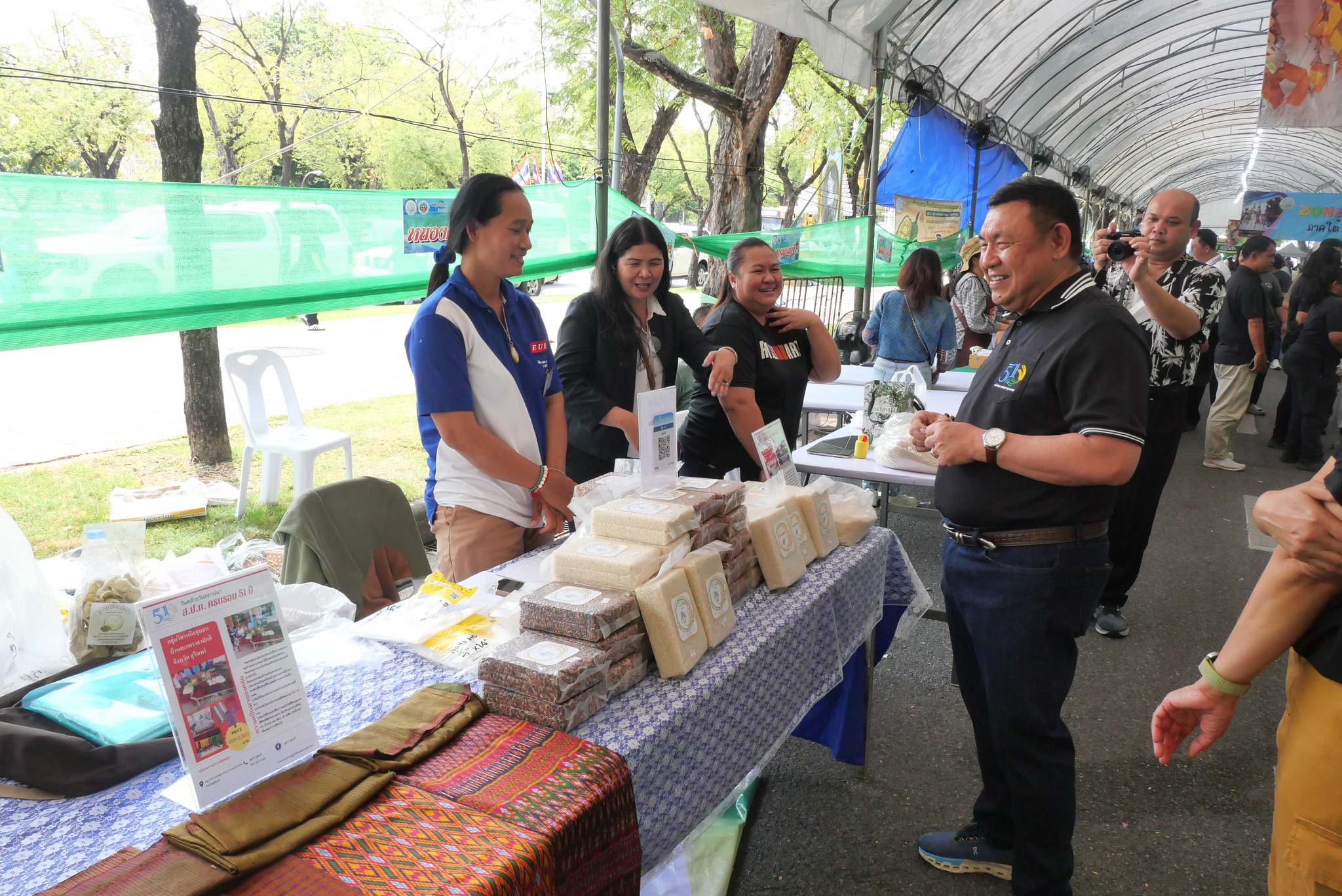 title - เลขาธิการ ส.ป.ก. เยี่ยมทักทายเกษตรกรและซื้อสินค้าในบรรยากาศวันสุดท้ายของการออกร้านขายสินค้า จากเขตปฏิรูปที่ดิน ส่งท้ายงานครบรอบ 51 ปี ส.ป.ก.